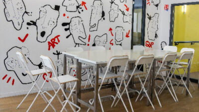 Salle de réunion créative avec fresque murale artistique noire, blanche et rouge