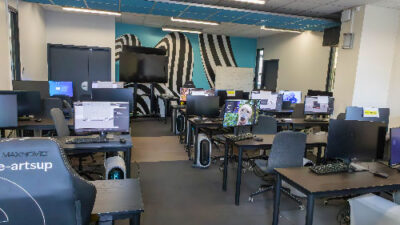 Salle informatique équipée d’ordinateurs performants pour les formations en création numérique
