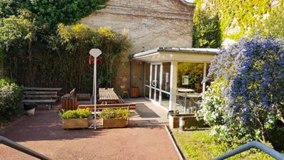 Cour extérieure végétalisée du campus e-artsup Bordeaux avec espace détente étudiant
