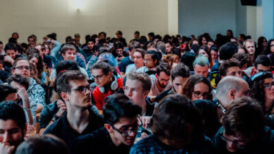 Amphithéâtre rempli d’étudiants assistant à une conférence ou un événement gaming