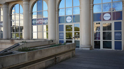 Entrée du campus e-artsup Montpellier dans un bâtiment à l’architecture contemporaine