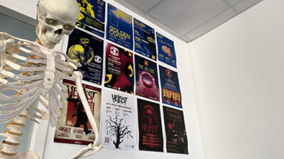 Squelette d’anatomie et affiches de design graphique exposés dans une salle du campus e-artsup