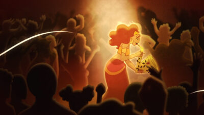 Jeune femme jouant du tambour sous une lumière dorée devant une foule dans une scène de court-métrage d’animation musicale.