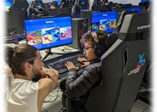 Atelier gaming et compétition multijoueur dans une salle e-sport du campus