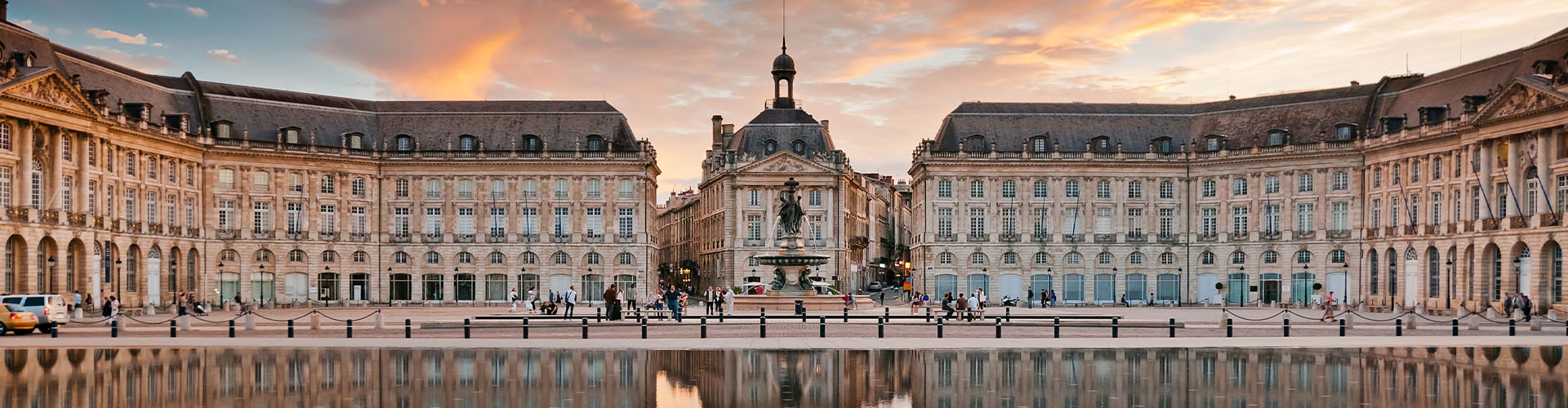 Place de la Bourse à Bordeaux au coucher du soleil avec reflet miroir sur le Miroir d’eau