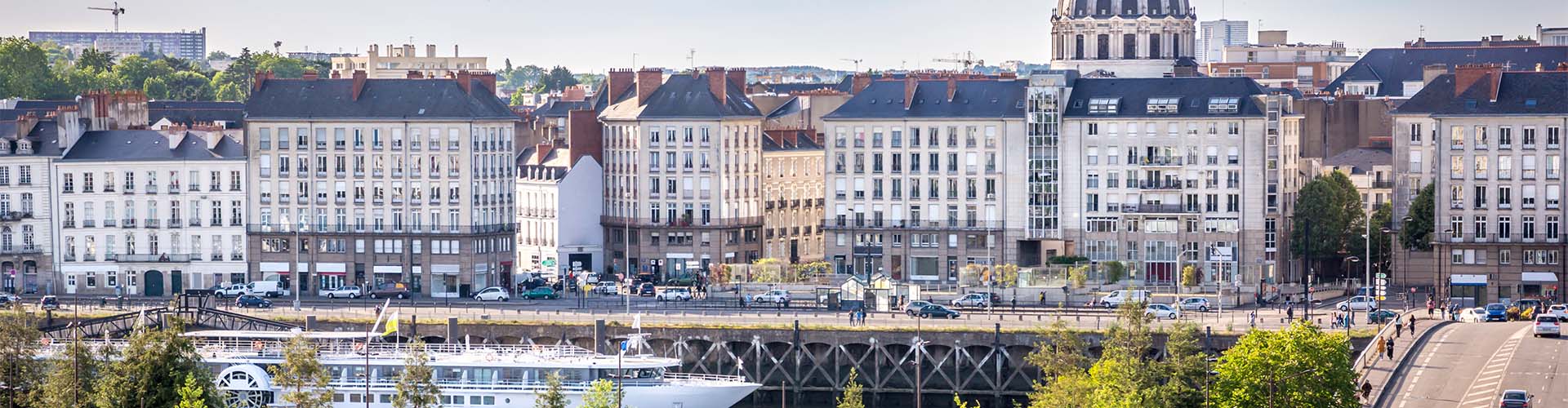 Vue de Nantes avec les quais de Loire, les bâtiments du centre-ville et le dôme de la basilique Saint-Nicolas