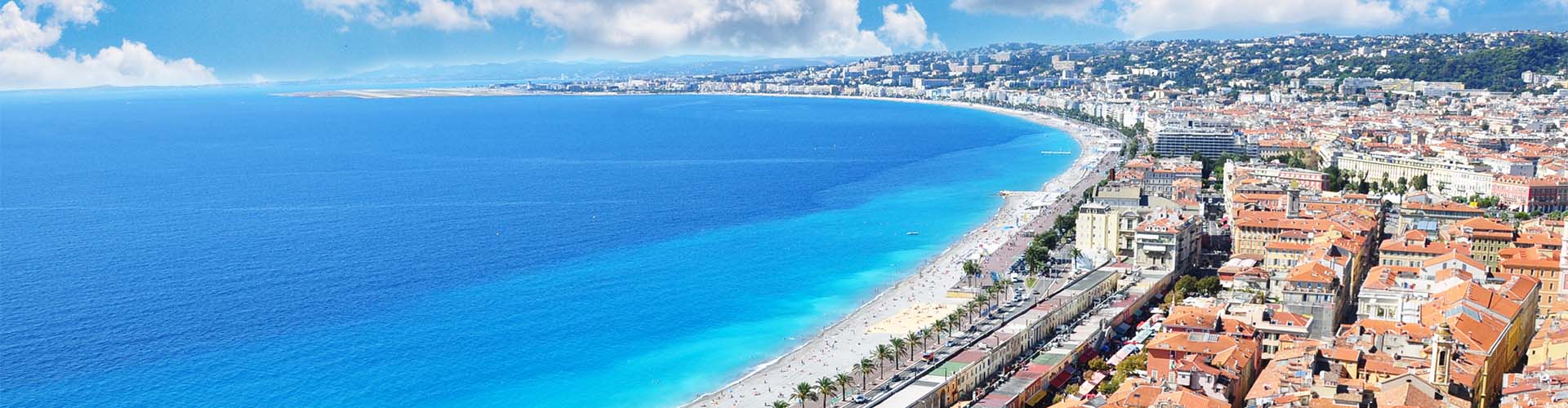 Panorama de Nice avec la mer Méditerranée, la baie des Anges et les toits de la vieille ville