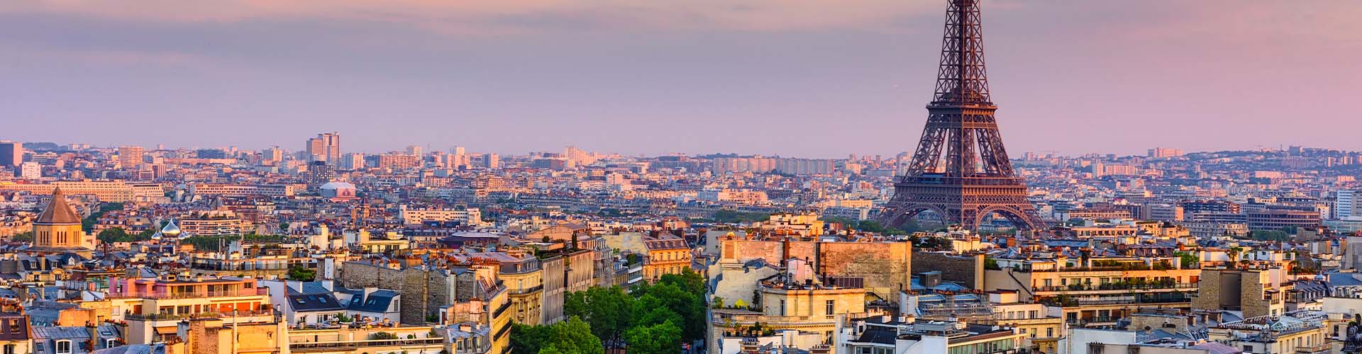 Vue panoramique de Paris au coucher du soleil avec la tour Eiffel au centre de la ville