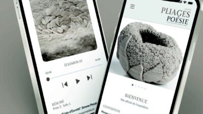 Deux smartphones affichant l’interface minimaliste d’une exposition artistique avec audioguide et sculptures contemporaines en noir et blanc.