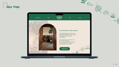 Maquette de site web hôtelier affichée sur ordinateur portable avec interface élégante vert foncé et ambiance chaleureuse.