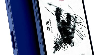 Smartphone bleu affichant une publicité immersive pour un championnat international de snowboard avec design graphique noir et blanc contemporain.