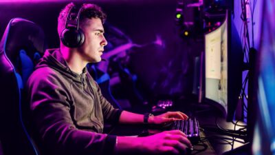 Joueur professionnel d’esport concentré devant son ordinateur lors d’une compétition de gaming en ligne.