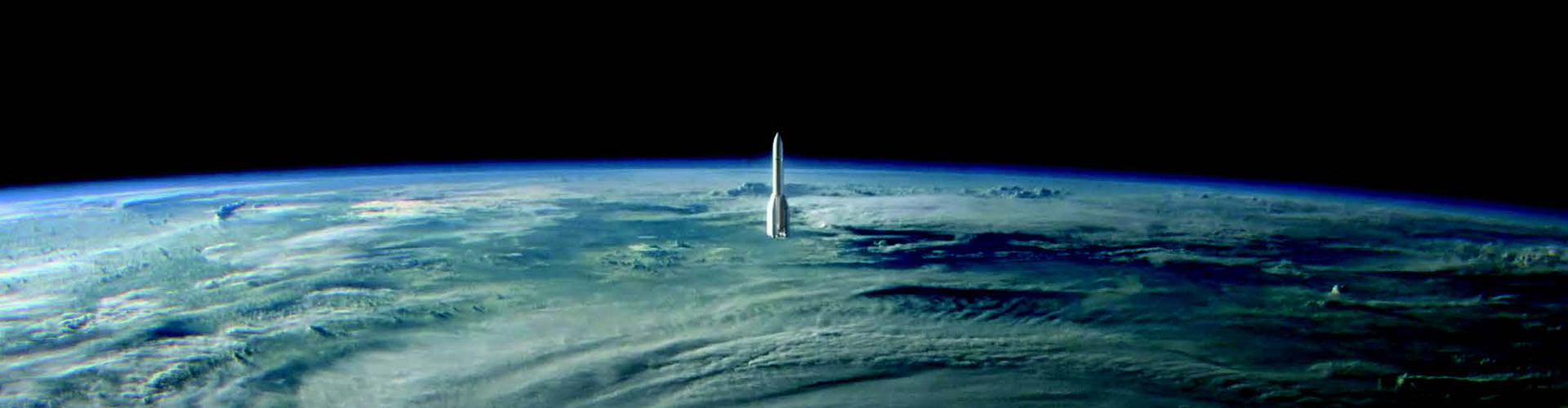 Vue spatiale de la Terre avec fusée au-dessus de l’atmosphère dans une animation motion design inspirée de la science-fiction (partenariat Ariane Group x e-artsup)