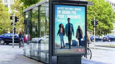 Affiche publicitaire en abribus