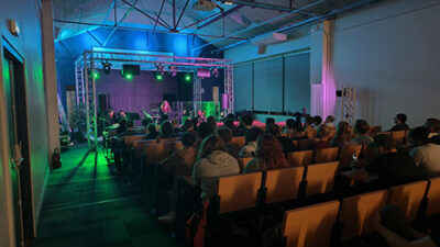 Concert et performance scénique organisés dans un amphithéâtre du campus