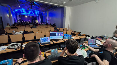 Régie technique audiovisuelle pendant un événement scénique étudiant