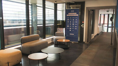 Hall et espace lounge du campus avec assises et tables basses