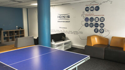 Espace détente avec table de ping-pong sur le campus e-artsup Nice