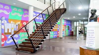 Escalier aux couleurs vives dans un bâtiment contemporain