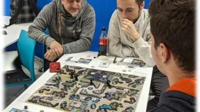 Étudiants jouant à un jeu de rôle sur plateau lors d’un atelier ludique et collaboratif