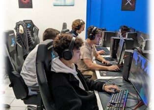 Session gaming multijoueur sur PC dans une salle e-sport équipée