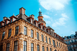 Architecture flamande et baroque de la Vieille Bourse de Lille sous un ciel bleu lumineux