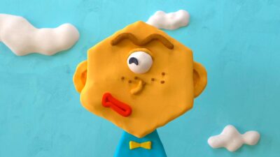 Personnage en pâte à modeler sur fond bleu