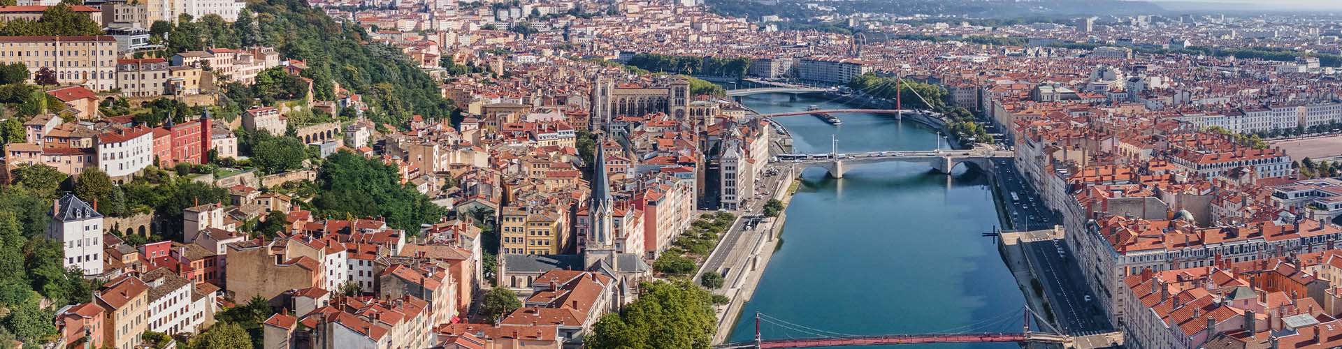 Vue aérienne de Lyon avec la basilique de Fourvière, le Rhône et les ponts traversant la ville historique