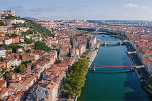 Vue aérienne de Lyon avec la basilique de Fourvière, le Rhône et les ponts traversant la ville historique