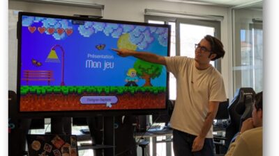 Présentation d’un projet de jeu vidéo sur écran interactif pendant un cours