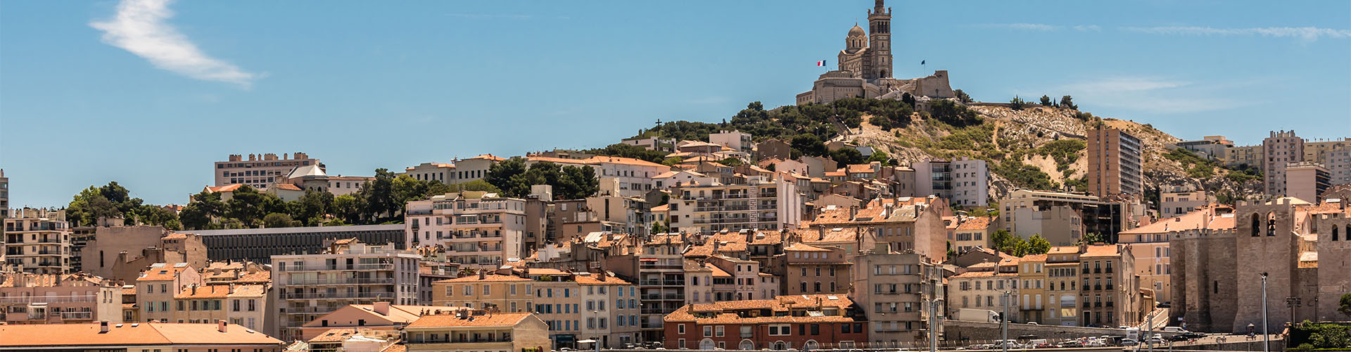 Vue du Vieux-Port de Marseille avec les bateaux et la basilique Notre-Dame de la Garde