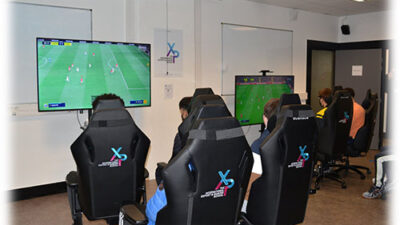Salle e-sport équipée pour des compétitions de jeux vidéo sur le campus