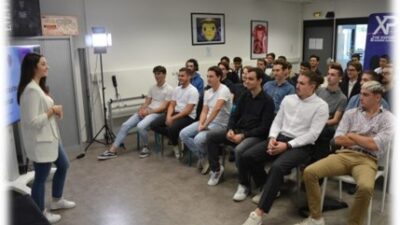 Conférence professionnelle devant des étudiants dans une salle du campus XP
