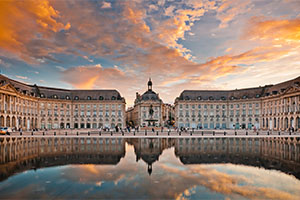 Place de la Bourse à Bordeaux au coucher du soleil avec reflet miroir sur le Miroir d’eau