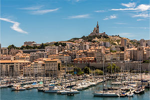 Vue du Vieux-Port de Marseille avec les bateaux et la basilique Notre-Dame de la Garde