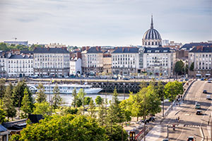 Vue de Nantes avec les quais de Loire, les bâtiments du centre-ville et le dôme de la basilique Saint-Nicolas