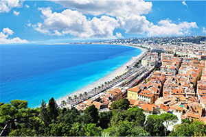 Panorama de Nice avec la mer Méditerranée, la baie des Anges et les toits de la vieille ville