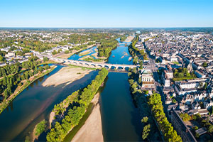 Vue panoramique de Tours avec la Loire, les ponts urbains et l’architecture du centre-ville