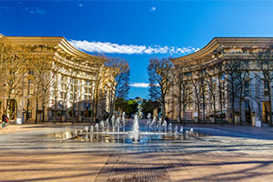 Vue urbaine de Montpellier avec bâtiments contemporains et esplanade piétonne ensoleillée