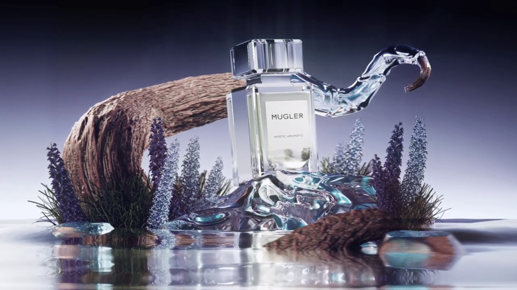 Flacon de parfum Mugler entouré d’un décor 3D organique et lumineux