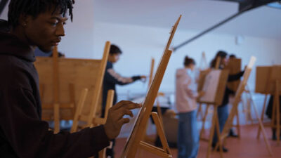 Étudiant réalisant un dessin d’observation dans un atelier de dessin académique