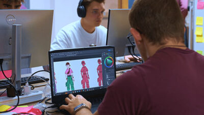 Étudiant travaillant sur un character design en création numérique sur ordinateur portable