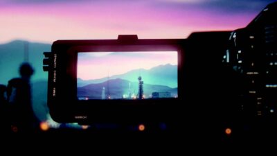 Caméra filmant un paysage montagneux au coucher du soleil dans un projet de motion design cinématographique et effets visuels. (partenariat Ariane Group x e-artsup)