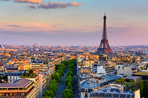 Vue panoramique de Paris au coucher du soleil avec la tour Eiffel au centre de la ville