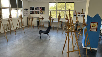 Atelier de dessin avec chevalets dans une salle de création artistique