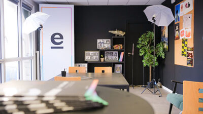 Studio photo et espace créatif équipé pour les projets visuels des étudiants