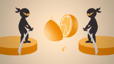 Deux silhouettes de ninjas stylisées coupant une orange flottante avec des sabres, dans une scène minimaliste aux tons orangés.