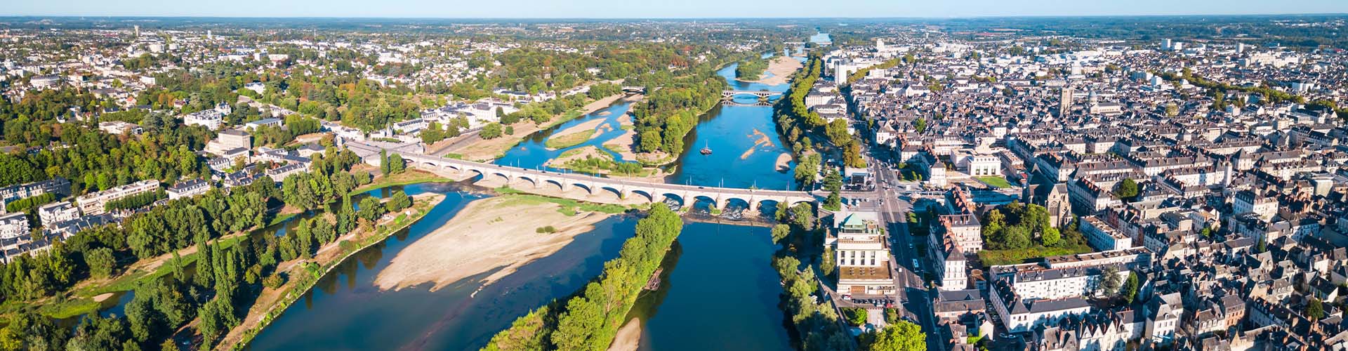 Vue panoramique de Tours avec la Loire, les ponts urbains et l’architecture du centre-ville