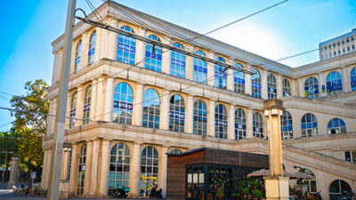 Vue extérieure du campus e-artsup Montpellier et de son bâtiment moderne