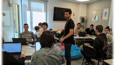 Étudiants travaillant en groupe dans une salle collaborative gaming et e-sport